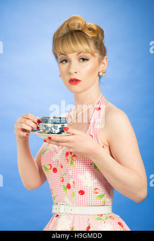 Pin up girl with vintage tasse et soucoupe Banque D'Images