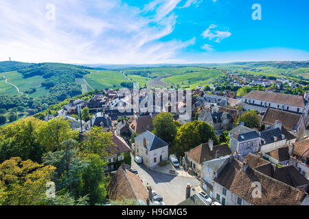Surplombant le village de Sancerre et la campagne environnante, dans la vallée de la Loire, France Banque D'Images