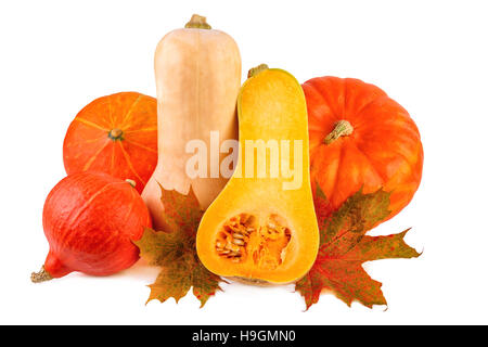 Potiron avec feuilles d'automne sur blanc. Divers Des citrouilles orange isolé sur fond blanc. Banque D'Images