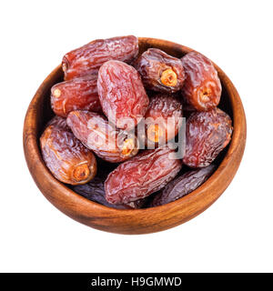 Dattes séchées fruits. Bol avec dates sec isolé sur blanc, vue d'en haut. Banque D'Images