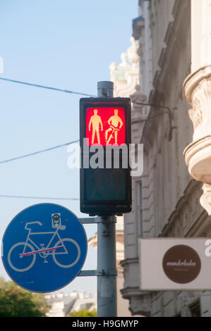 Feu de circulation des piétons et cyclistes photographiés à Vienne Autriche Banque D'Images