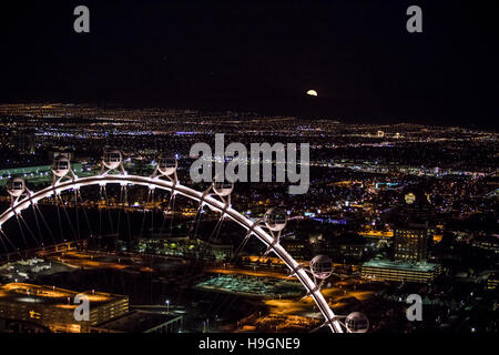 Super pleine Lune croissante au vue aérienne d'une ville de nuit de Las Vegas, Nevada, USA Banque D'Images