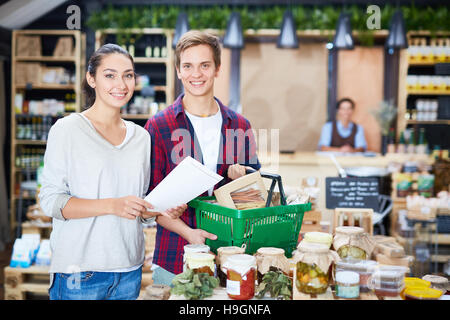 Jeune couple de choisir des produits en supermarché privé Banque D'Images