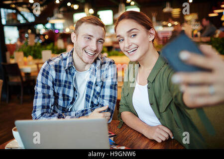 Couple amoureux en selfies cafe Banque D'Images