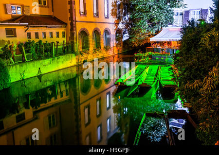 Colmar, ville pittoresque dans la nuit avec un reflet dans l'eau, une partie de la vieille ville appelée Petite Venise, Alsace, France Banque D'Images