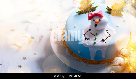 Joyeux Noël ; gâteau de Noël et vacances décoration sur fond bleu Banque D'Images