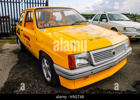 Vauxhall Nova jaune converti pour voitures/speedway racing Banque D'Images