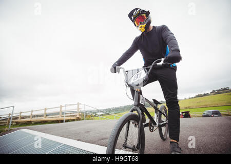 La préparation de cycliste BMX rampe au démarrage Banque D'Images
