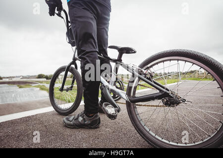 Permanent cycliste avec rampe de départ à vélo BMX Banque D'Images