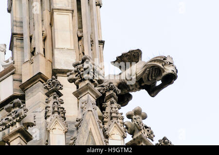 Les gargouilles et autres ornements en pierre sculptée à l'extérieur de la cathédrale de Milan (Milano Duomo) Banque D'Images