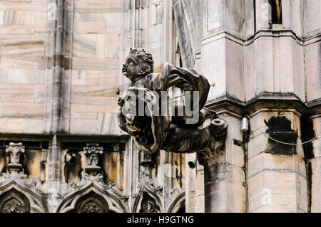 Les gargouilles et autres ornements en pierre sculptée à l'extérieur de la Duomo di Milano (la cathédrale de Milan) Banque D'Images