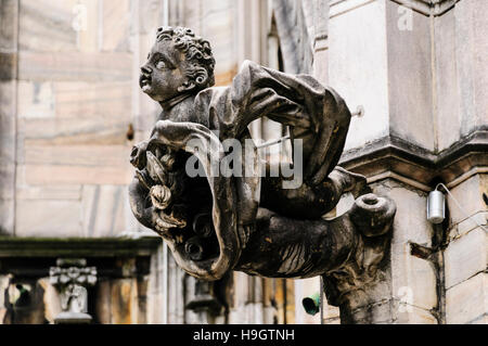 Les gargouilles et autres ornements en pierre sculptée à l'extérieur de la cathédrale de Milan (Milano Duomo) Banque D'Images