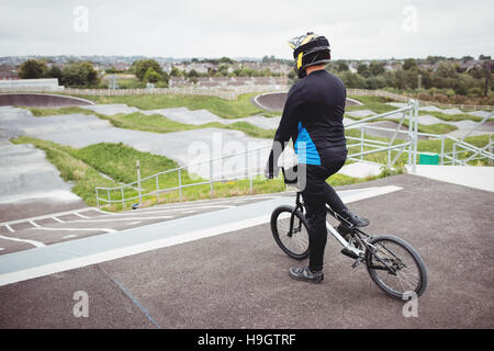 Permanent cycliste avec rampe de départ à vélo BMX Banque D'Images