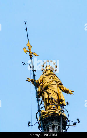 La Madonnina. Une statue de la Vierge Marie au sommet du dôme de la cathédrale de Milan (Milano) Italie. Banque D'Images