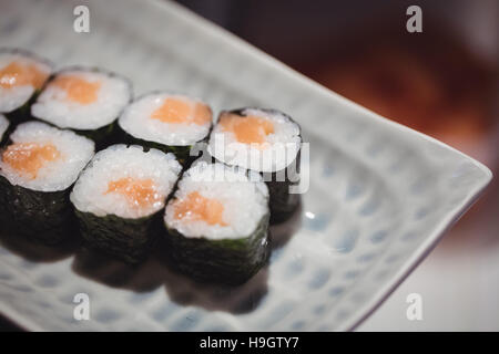 Sushi organisé sur plateau de service Banque D'Images