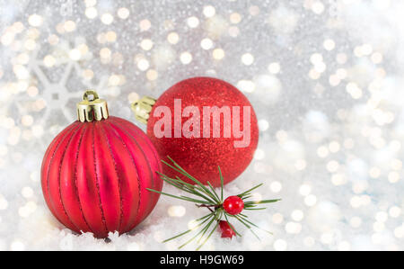 Boules de Noël rouge brillant sur fond argenté Banque D'Images