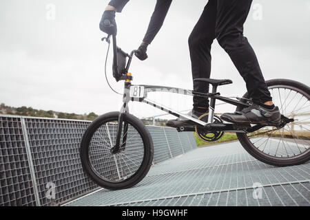 La préparation de cycliste BMX rampe au démarrage Banque D'Images