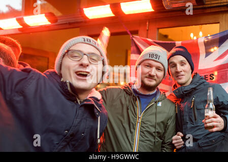 Leicester, Royaume-Uni. 22 Nov, 2016. Club Brugge football fans prendre plus de cafe Bruxelles sur la rue principale avant de ligue de champion ce soir avec les renards. Pour un jour seulement le café a été renommé Cafe Bruges en l'honneur de la Belgique club. Crédit : Ian Francis/Alamy Live News Banque D'Images