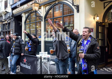 Leicester, Royaume-Uni. 22 Nov, 2016. Club Brugge football fans prendre plus de cafe Bruxelles sur la rue principale avant de ligue de champion ce soir avec les renards. Pour un jour seulement le café a été renommé Cafe Bruges en l'honneur de la Belgique club. Crédit : Ian Francis/Alamy Live News Banque D'Images