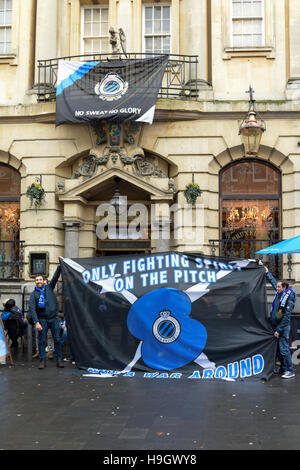 Leicester, Royaume-Uni. 22 Nov, 2016. Club Brugge football fans prendre plus de cafe Bruxelles sur la rue principale avant de ligue de champion ce soir avec les renards. Pour un jour seulement le café a été renommé Cafe Bruges en l'honneur de la Belgique club. Crédit : Ian Francis/Alamy Live News Banque D'Images