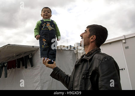 Ritsona, Eubée, Grèce. 22 Nov, 2016. Les réfugiés de poursuivre leur vie ayant peu d'occuper eux-mêmes avec à Ritsona camp, situé à environ 80km au nord d'Athènes. Le camp de réfugiés nouvellement réhabilité Ritsona reçu nouveau contenant des maisons pour 160 familles. © Nikolas Georgiou/ZUMA/Alamy Fil Live News Banque D'Images