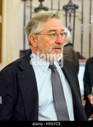 L'acteur Robert De Niro arrive à accepter Médaille présidentielle de la liberté, la plus haute distinction civile du pays, à partir de la Chambre le président des États-Unis Barack Obama dans l'East Room de la Maison Blanche à Washington, DC Le 22 novembre 2016. Credit : Ron Sachs/CNP /MediaPunch MediaPunch Crédit : Inc/Alamy Live News Banque D'Images