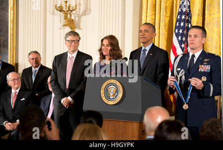 Washington, USA. 22 Nov, 2016. Le président Barack Obama remettant la Médaille de la liberté à Bill et Melinda Gates à la Maison Blanche . Credit : Patsy Lynch/Alamy Live News Banque D'Images