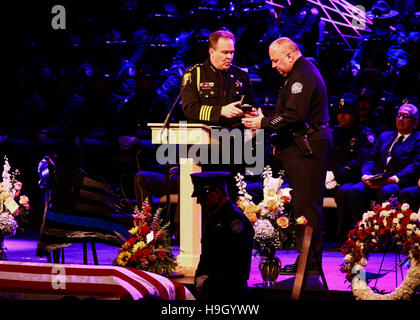 Modesto, CA, USA. 22 Nov, 2016. Comté de Sheriff Adam Christianson donner la médaille d'honneur de Dave Wallace, le frère de shérif adjoint Dennis Wallace au cours du service commémoratif. Adjoint du shérif du comté de Stanislaus Dennis Wallace a été honoré par sa famille et amis de partout aux États-Unis au point Croix Église de Modesto CA Le mardi 22 novembre 2016. Adjoint du shérif du comté de Stanislaus Dennis Wallace a été tué dans l'exercice de leurs fonctions 13 Nov. 2016 près de Hughson CA. © Marty Bicek/ZUMA/Alamy Fil Live News Banque D'Images