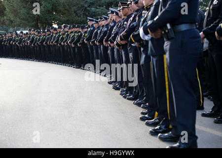 Modesto, CA, USA. 22 Nov, 2016. Une ligne d'officiers et des sous-ministres au cours de la ligne de la route de comté de service sous-Shérif Dennis Wallace. Adjoint du shérif du comté de Stanislaus Dennis Wallace a été honoré par sa famille et amis de partout aux États-Unis au point Croix Église de Modesto CA Le mardi 22 novembre 2016. Adjoint du shérif du comté de Stanislaus Dennis Wallace a été tué dans l'exercice de leurs fonctions 13 Nov. 2016 près de Hughson CA. © Marty Bicek/ZUMA/Alamy Fil Live News Banque D'Images