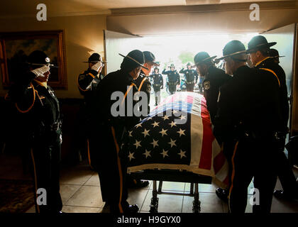 Modesto, CA, USA. 22 Nov, 2016. Le Comté de Sheriff sur la garde d'honneur de porter le cercueil tombé le shérif adjoint Dennis Wallace avant le service commémoratif. Adjoint du shérif du comté de Stanislaus Dennis Wallace a été honoré par sa famille et amis de partout aux États-Unis au point Croix Église de Modesto, CA Le mardi 22 novembre 2016. Adjoint du shérif du comté de Stanislaus Dennis Wallace a été tué dans l'exercice de leurs fonctions 13 Nov. 2016 près de Hughson CA. © Marty Bicek/ZUMA/Alamy Fil Live News Banque D'Images