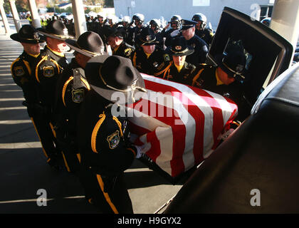 Modesto, CA, USA. 22 Nov, 2016. Le shérif du comté de Stanislaus place la garde d'honneur le cercueil d'un shérif adjoint Dennis Wallace dans l'arrière de l'corbillard avant le service commémoratif. Adjoint du shérif du comté de Stanislaus Dennis Wallace a été honoré par sa famille et amis de partout aux États-Unis au point Croix Église de Modesto CA Le mardi 22 novembre 2016. Adjoint du shérif du comté de Stanislaus Dennis Wallace a été tué dans l'exercice de leurs fonctions 13 Nov. 2016 près de Hughson CA. © Marty Bicek/ZUMA/Alamy Fil Live News Banque D'Images