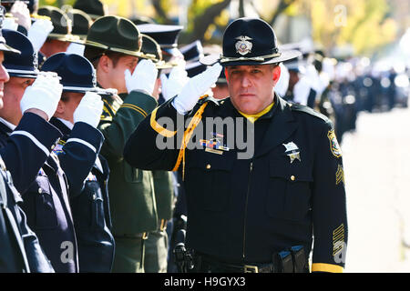 Modesto, CA, USA. 22 Nov, 2016. Comté de shérif adjoint de la garde d'honneur Campbell salue pendant le service commémoratif pour son collègue de travail Comté sous-Shérif Dennis Wallace. Dennis Wallace Comté d'adjoint Shérif Dennis Wallace a été honoré par sa famille et amis de partout aux États-Unis au point Croix Église de Modesto CA Le mardi 22 novembre 2016. Adjoint du shérif du comté de Stanislaus Dennis Wallace a été tué dans l'exercice de leurs fonctions 13 Nov. 2016 près de Hughson CA. © Marty Bicek/ZUMA/Alamy Fil Live News Banque D'Images