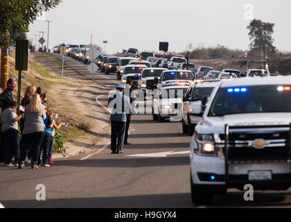 Modesto, CA, USA. 22 Nov, 2016. Un défilé de voitures de patrouille de shérif du comté de Stanislaus descendent l'avenue Santa Fe comme ils entrent en Lakewood Memorial Park près de Hughson CA pour leur collègue Comté sous-Shérif Dennis Wallace. Adjoint du shérif du comté de Stanislaus Dennis Wallace a été honoré par sa famille et amis de partout aux États-Unis au point Croix Église de Modesto CA Le mardi 22 novembre 2016. Adjoint du shérif du comté de Stanislaus Dennis Wallace a été tué dans l'exercice de leurs fonctions 13 Nov. 2016 près de Hughson CA. © Marty Bicek/ZUMA/Alamy Fil Live News Banque D'Images