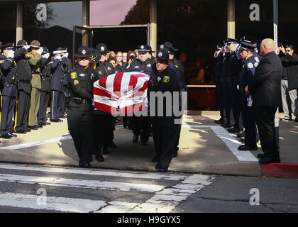 Modesto, CA, USA. 22 Nov, 2016. Le shérif du comté de Stanislaus place la garde d'honneur le cercueil d'un shérif adjoint Dennis Wallace dans l'arrière de l'corbillard avant le service commémoratif. Adjoint du shérif du comté de Stanislaus Dennis Wallace a été honoré par sa famille et amis de partout aux États-Unis au point Croix Église de Modesto CA Le mardi 22 novembre 2016. Adjoint du shérif du comté de Stanislaus Dennis Wallace a été tué dans l'exercice de leurs fonctions 13 Nov. 2016 près de Hughson CA. © Marty Bicek/ZUMA/Alamy Fil Live News Banque D'Images