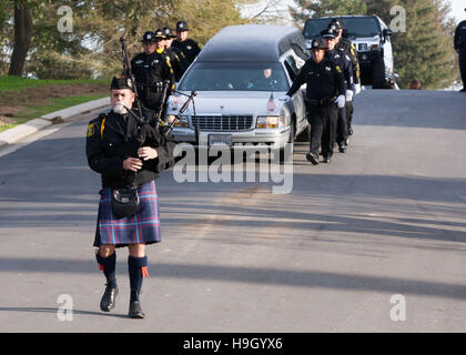 Hughson, CA, USA. 22 Nov, 2016. Un joueur de cornemuse dirige le corbillard pendant le démarrage du service de comté de sous-Shérif Dennis Wallace. Adjoint du shérif du comté de Stanislaus Dennis Wallace a été honoré par sa famille et amis de partout aux États-Unis au point Croix Église de Modesto CA Le mardi 22 novembre 2016. Adjoint du shérif du comté de Stanislaus Dennis Wallace a été tué dans l'exercice de leurs fonctions 13 Nov. 2016 près de Hughson CA. © Marty Bicek/ZUMA/Alamy Fil Live News Banque D'Images