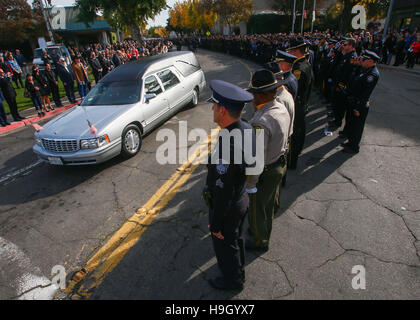 Modesto, CA, USA. 22 Nov, 2016. Le corbillard transportant Comté sous-Shérif Dennis Wallace fait son chemin vers le bas une allée de saluer les agents d'application de la loi après son service commémoratif. Adjoint du shérif du comté de Stanislaus Dennis Wallace a été honoré par sa famille et amis de partout aux États-Unis au point Croix Église de Modesto CA Le mardi 22 novembre 2016. Adjoint du shérif du comté de Stanislaus Dennis Wallace a été tué dans l'exercice de leurs fonctions 13 Nov. 2016 près de Hughson CA. © Marty Bicek/ZUMA/Alamy Fil Live News Banque D'Images