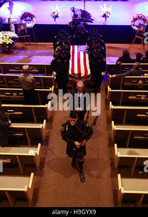 Modesto, CA, USA. 22 Nov, 2016. Le cercueil du comté d'adjoint Shérif Dennis Wallace est conduire hors de l'église d'un joueur de cornemuse après son service commémoratif. Adjoint du shérif du comté de Stanislaus Dennis Wallace a été honoré par sa famille et amis de partout aux États-Unis au point Croix Église de Modesto CA Le mardi 22 novembre 2016. Adjoint du shérif du comté de Stanislaus Dennis Wallace a été tué dans l'exercice de leurs fonctions 13 Nov. 2016 près de Hughson CA. © Marty Bicek/ZUMA/Alamy Fil Live News Banque D'Images