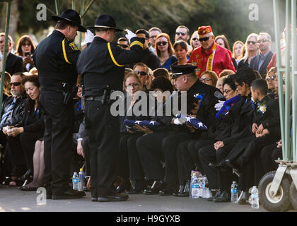 Modesto, CA, USA. 22 Nov, 2016. Les drapeaux croisés du cercueil de shérif du comté de Stanislaus tombés sous-Dennis Wallace sont données dans la famille au cours de la service. Adjoint du shérif du comté de Stanislaus Dennis Wallace a été honoré par sa famille et amis de partout aux États-Unis au point Croix Église de Modesto CA Le mardi 22 novembre 2016. Adjoint du shérif du comté de Stanislaus Dennis Wallace a été tué dans l'exercice de leurs fonctions 13 Nov. 2016 près de Hughson CA. © Marty Bicek/ZUMA/Alamy Fil Live News Banque D'Images