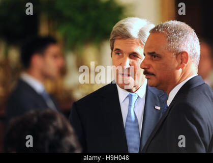 Washington, United States. 22 Nov, 2016. Le secrétaire d'Etat John Kerry (à gauche) et l'ancien procureur général américain Eric Holder converser avant que le président Barack Obama présente la Médaille présidentielle de la liberté à 21 hommes et femmes d'une cérémonie dans la East Room de la Maison Blanche le 22 novembre 2016. La Médaille présidentielle de la liberté est le plus grand honneur pour les civils aux États-Unis. Crédit : Paul Hennessy/Alamy Live News Banque D'Images