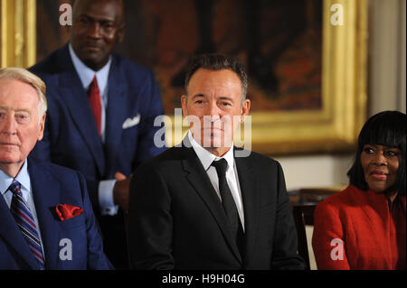 Washington, United States. 22 Nov, 2016. Bruce Springsteen est à l'écoute que le président américain Barack Obama fait remarques avant lui présentant la médaille présidentielle de la liberté dans une cérémonie dans la East Room de la Maison Blanche le 22 novembre 2016. La Médaille présidentielle de la liberté est le plus grand honneur pour les civils aux États-Unis. Crédit : Paul Hennessy/Alamy Live News Banque D'Images