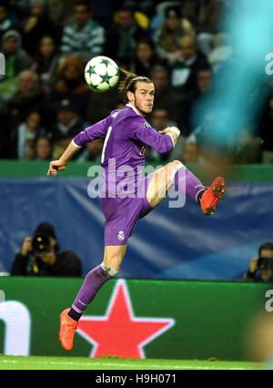 Lisbonne, Portugal. 22 Nov, 2016. Real Madrid's Gareth Bale passe le ballon au cours de l'UEFA Champions League Groupe F match de foot entre Sporting CP et Real Madrid CF au stade Alvalade à Lisbonne, Portugal, du 22 novembre 2016. Le Real Madrid a gagné 2-1. Credit : Zhang Liyun/Xinhua/Alamy Live News Banque D'Images