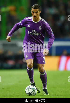 Lisbonne, Portugal. 22 Nov, 2016. Le Real Madrid Cristiano Ronaldo contrôle la balle au cours de l'UEFA Champions League Groupe F match de foot entre Sporting CP et Real Madrid CF au stade Alvalade à Lisbonne, Portugal, du 22 novembre 2016. Le Real Madrid a gagné 2-1. Credit : Zhang Liyun/Xinhua/Alamy Live News Banque D'Images