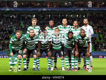 Lisbonne, Portugal. 22 Nov, 2016. Les joueurs du Sporting CP line up avant de l'UEFA Champions League Groupe F match de foot entre Sporting CP et Real Madrid CF au stade Alvalade à Lisbonne, Portugal, du 22 novembre 2016. Le Real Madrid a gagné 2-1. Credit : Zhang Liyun/Xinhua/Alamy Live News Banque D'Images