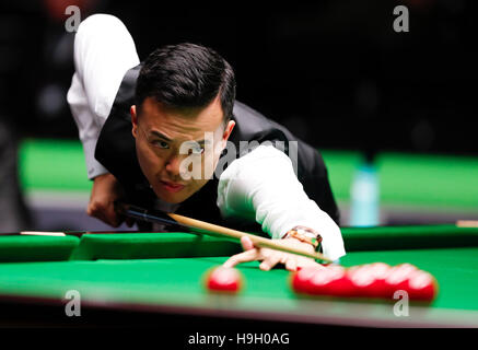 New York. 22 Nov, 2016. Marco Fu de Hong Kong de la concurrence de la Chine au cours du premier match avec Josh Boileau de l'Irlande au snooker Championnat du Royaume-Uni à York, Angleterre, le 22 novembre 2016. Marco Fu a gagné 6-2. Credit : Han Yan/Xinhua/Alamy Live News Banque D'Images