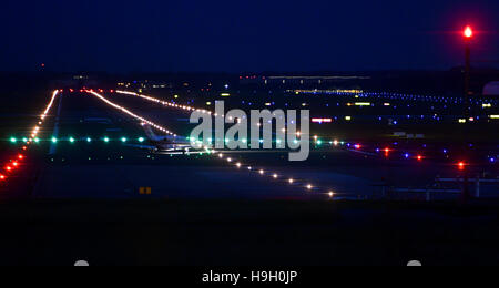 Hambourg, Allemagne. 23 Nov, 2016. Un avion privé des taxis sur la piste à l'aéroport de Hambourg, Allemagne, 23 novembre 2016. Les pilotes de la Lufthansa a commencé une grève de 2 jours au cours de la nuit du 22 au 23 novembre. Photo : Axel Heimken/dpa/Alamy Live News Banque D'Images