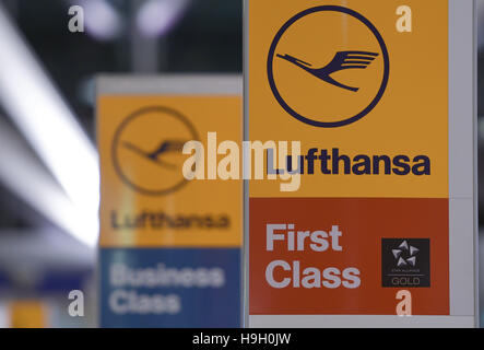 Hambourg, Allemagne. 23 Nov, 2016. Les panneaux pour Lufthansa First Class et Business Class au moment de l'enregistrement à l'aéroport de Hambourg, Allemagne, 23 novembre 2016. Les pilotes de la Lufthansa a commencé une grève de 2 jours au cours de la nuit du 22 au 23 novembre. Photo : Axel Heimken/dpa/Alamy Live News Banque D'Images