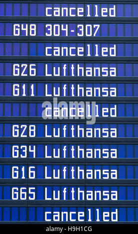 Munich, Allemagne. 23 Nov, 2016. Plusieurs vols Lufthansa annulés sont marqués sur un tableau d'affichage à l'aéroport de Munich, Allemagne, 23 novembre 2016. Les pilotes de la Lufthansa a commencé une grève de 2 jours au cours de la nuit du 22 au 23 novembre. Photo : Matthias Balk/dpa/Alamy Live News Banque D'Images