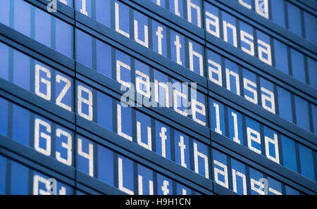 Munich, Allemagne. 23 Nov, 2016. Plusieurs vols Lufthansa annulés sont marqués sur un tableau d'affichage à l'aéroport de Munich, Allemagne, 23 novembre 2016. Les pilotes de la Lufthansa a commencé une grève de 2 jours au cours de la nuit du 22 au 23 novembre. Photo : Matthias Balk/dpa/Alamy Live News Banque D'Images