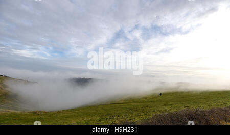 Brighton, Sussex, UK. 23 Nov, 2016. La brume et le brouillard cascades en bas des collines de démons digue le long de la South Downs au nord de Brighton ce matin, après le mauvais temps de ces derniers jours dans tout le Royaume-Uni Crédit : Simon Dack/Alamy Live News Banque D'Images