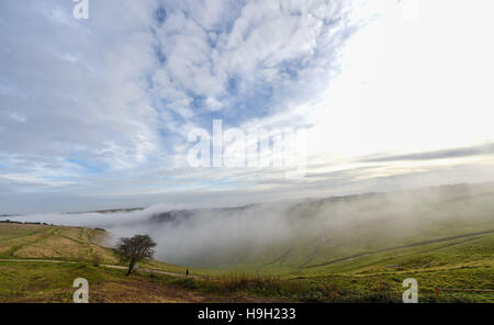 Brighton, Sussex, UK. 23 Nov, 2016. La brume et le brouillard cascades en bas des collines de démons digue le long de la South Downs au nord de Brighton ce matin, après le mauvais temps de ces derniers jours dans tout le Royaume-Uni Crédit : Simon Dack/Alamy Live News Banque D'Images